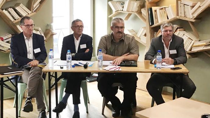 Le président du Snia François Cholat (deuxième en partant de la droite), entouré de ses vice-présidents Jean Michel Boussit (Axéréal élevage), Pascal Pringault (RAGT Plateau central) et Ludovic Michel (Aliments Michel). © SNIA